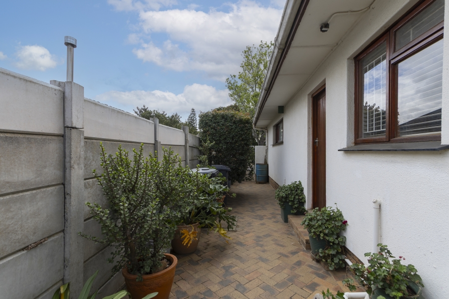 6 Bedroom Property for Sale in Morningside Western Cape